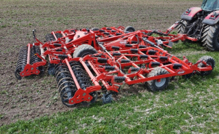 KUHN Highlander - i arbejde med dobbelt u-ringsvalse