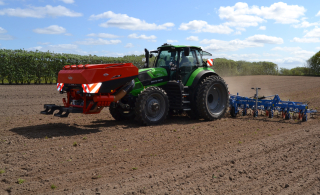KUHN TF 2300 C dobbelt fronttank i kombination med Carré radrenser