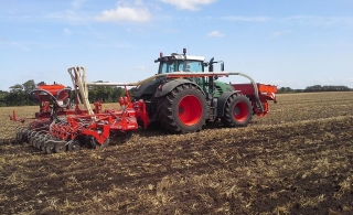 KUHN TF 1512 fronttank leverer gødning ved subsoiling