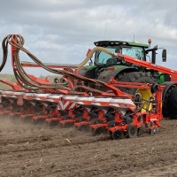 KUHN Maxima 3 RXL 12 rækket majssåmaskine med KUHN TF 1512 fronttank