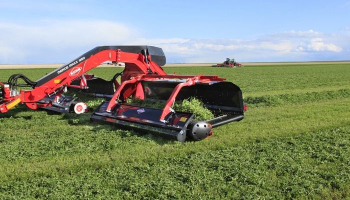 KUHN Merge Maxx 950 bugseret pickup rive