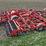 KUHN Highlander - i arbejde med dobbelt u-ringsvalse