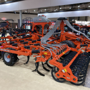 KUHN Highlander - monteret med KUHN SH 600 frøsåmaskine