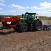 KUHN TF 2300 C dobbelt fronttank i kombination med Carré radrenser