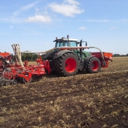 KUHN TF 1512 fronttank leverer gødning ved subsoiling